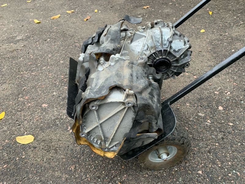 1035000-00-F Мотор передній з теплообмінником Tesla Model S, SR, X Пошкоджене 1 кріплення фото