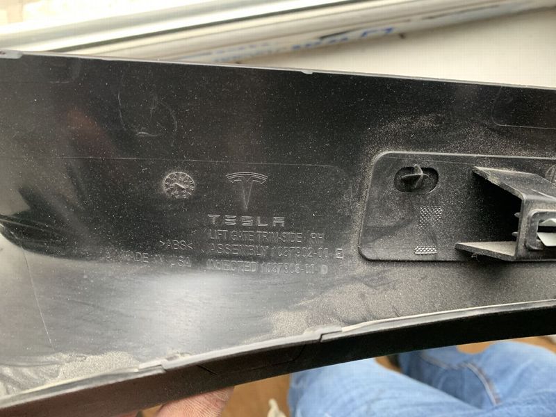 1037902-00-E Обшивка прольоту багажника права Tesla Model X фото
