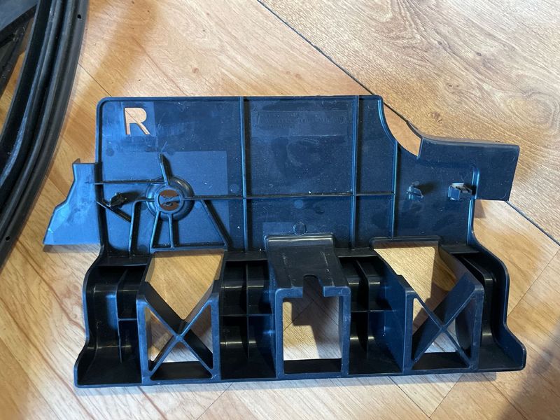 1470963-00-B Кронштейн кріплення обшивки багажника правий Tesla Model 3 фото