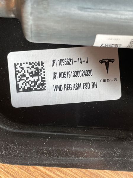 1096621-14-J Склопідйомник передній правий Tesla Model 3 фото