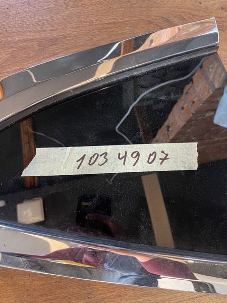 1034907-85-F Скло крила заднього правого (кватирка) Tesla Model X фото