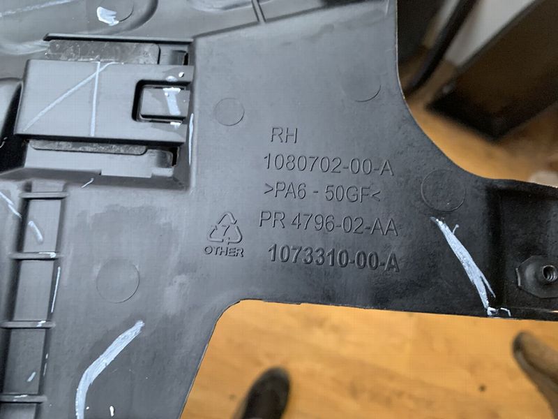 1080702-00-A Кронштейн обшивки багажного відділення правий Tesla Model X фото