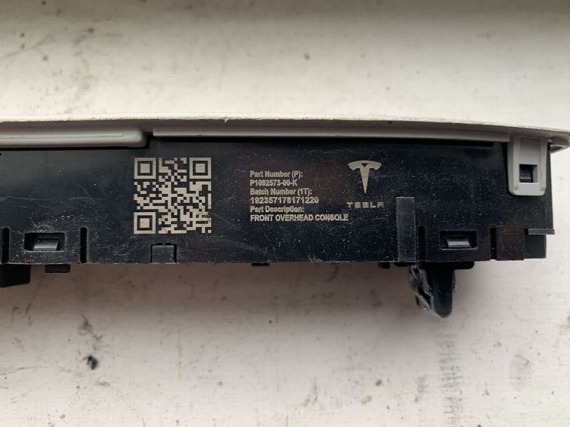 1092573-00-K Панель освітлення з мікрофоном та кнопкою аварійного сигналу передній (у зборі) Tesla Model 3 фото