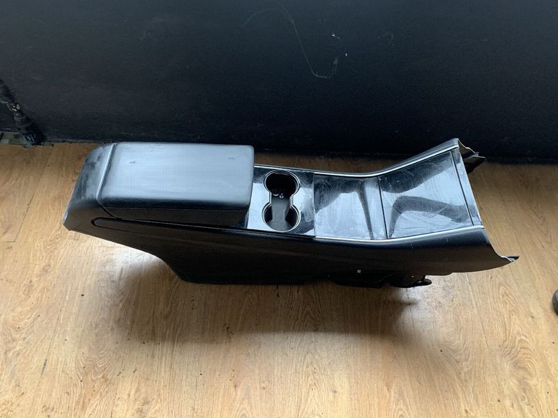 1137427-00-E Центральна консоль у зборі підлокітник Black підсклянник Plastic Black Tesla Model 3 фото