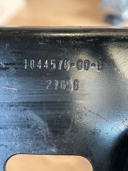 1044576-00-B Пластина заднього підрамника права Tesla Model 3, 3R, Y фото