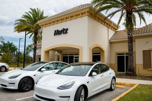 Hertz распродает Tesla, сокращая парк электромобилей, и последствия для рынка фото