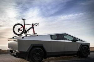 Листопадове оновлення Tesla Cybertruck: більше жодних обгорток, новий аксесуар для перекладин, доступний в наявності та швидша зарядка фото