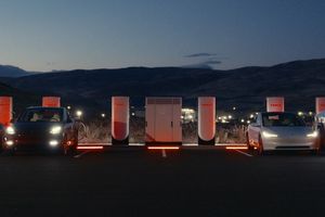 Tesla представила зарядні пристрої V4, здатні заряджати на 500 кВт (ВІДЕО) фото