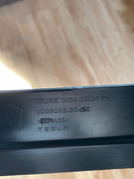 1009066-00-C Накладка багажного отвору внутрішня права Tesla Model S, SR фото