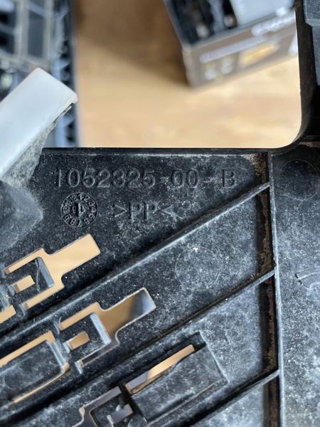 1052325-00-B Кронштейн кріплення роз'єму електропроводки панелі приладів AWD Tesla Model SR фото