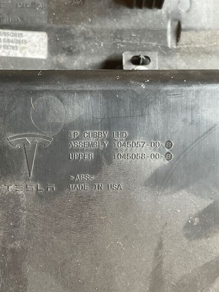1045057-00-B Ніша для зберігання під монітором Tesla Model SR, X фото