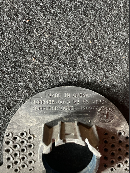 1088438-00-A Кронштейн кріплення парктроніка S3 Tesla Model 3 фото