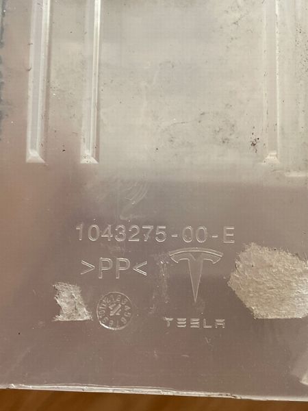 1043275-00-E Кронштейн фіксації роз'ємів електропроводки кузова Tesla Model X фото