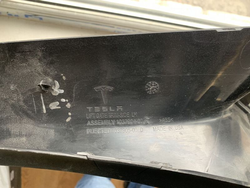 1037904-00-E Обшивка прольоту багажника ліва Tesla Model X фото