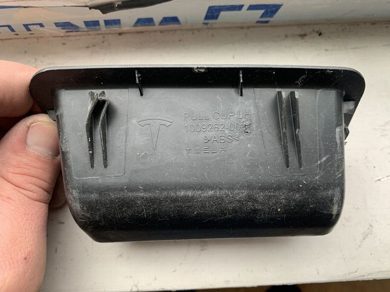 1009262-00-E Ручка внутрішня закриття кришки багажника ліва сторона Tesla Model S, SR фото