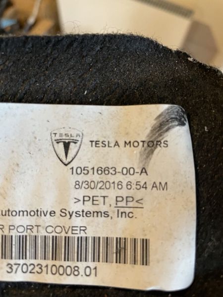 1051663-00-A Заглушка обробки порту заряджання Tesla Model S, SR фото
