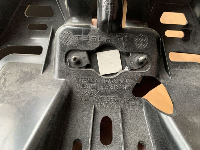 1050282-00-E Кронштейн кріплення динаміків кришки багажника у зборі Tesla Model X фото