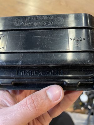 1068034-00-C Кришка вентиляційного клапана заднього багажника Tesla Model X, XP фото