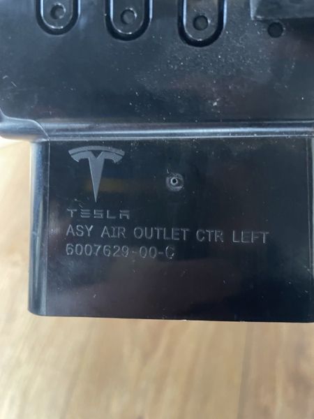 6007629-00-C Повітропровід центральної панелі права водія Tesla Model S, SR, X фото