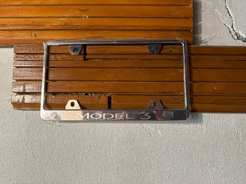 1138982-00-A Номерна рамка задня металева (хром) Tesla Model 3 фото