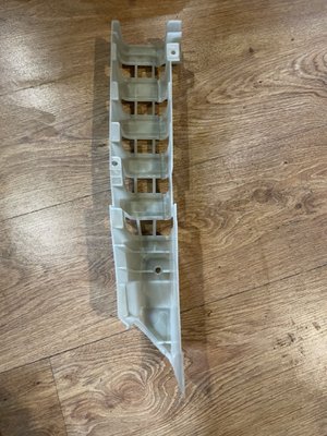 1089759-00-B Кронштейн накладка повітропроводу правий Tesla Model X фото