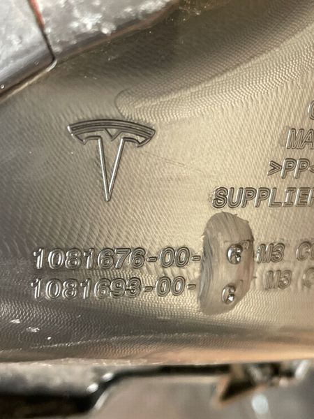 1081676-00-G Підкапотна накладка склоочисників Tesla Model 3 фото