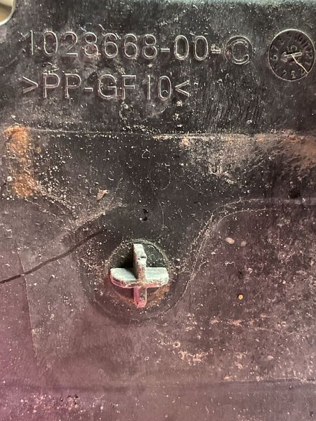 1028668-00-C Пластиковый лоток под АКБ Tesla Model SR З пошкодженням фото