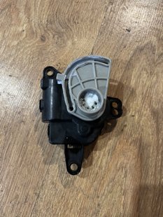 6008243 Servo assembly-driver temperature Tesla Model S, SR, X photo