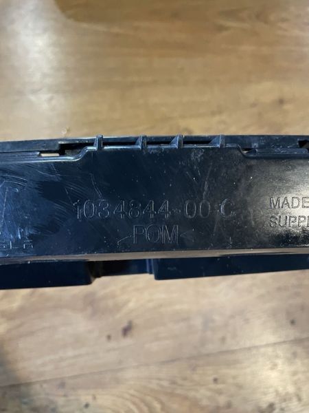 1034844-00-C Кронштейн кріплення заднього бампера центральний Tesla Model X, XP з пошкодженням фото