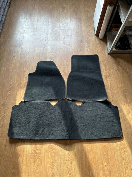 1047686-00-E Set of interior floor mats for Tesla Model S, SR photo