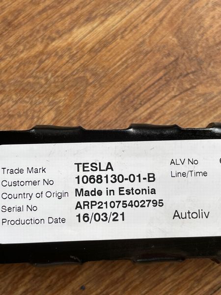 1068130-01-B Кронштейн кріплення ременя безпеки 1го ряду сидінь Tesla Model 3, Y фото