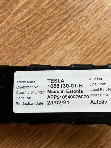 1068130-01-B Кронштейн кріплення ременя безпеки 1го ряду сидінь Tesla Model 3, Y фото