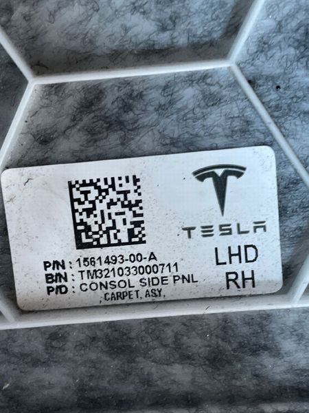 1561493-00-A Облицювання центральної консолі права передня Tesla Model 3 фото