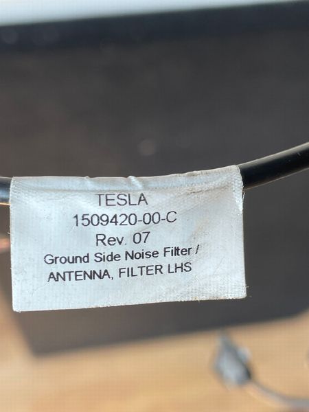 1509420-00-C Шумопоглинаючий фільтр антени лівий Rev03 Tesla Model 3, 3R, SP, XP, Y фото