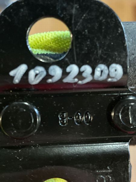 1092309-00-B Петля закриття кришки багажника Tesla Model 3 фото
