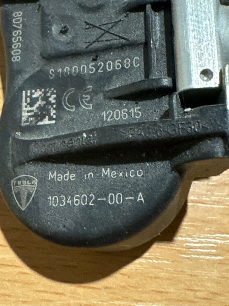 1034602-00-A Датчик тиску в шинах TPMS 433 MHz (SILVER WITH SILVER CAP) Tesla Model 3, S, SR, X фото