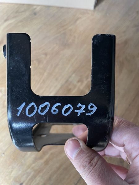 1006079-00-D Кронштейн кондиціонера компресора верхній Tesla Model S фото