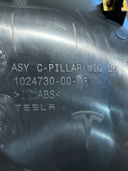 1024730-00-B Накладка ременя безпеки стійки C ліва Tesla Model S, SR фото