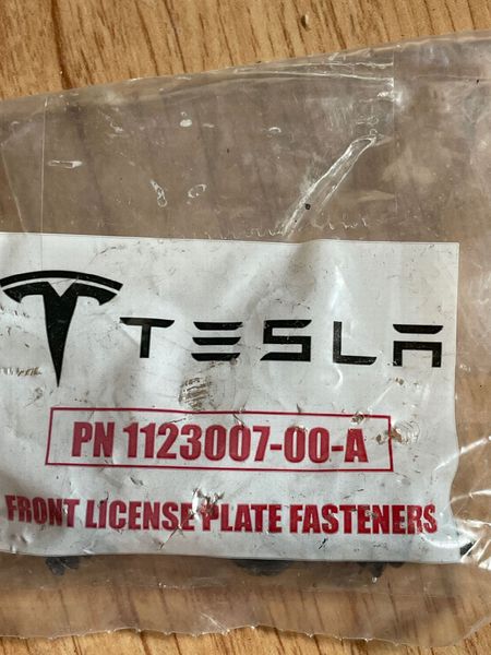 1123007-00-A Гвинт кріплення переднього номерного знака Tesla Model 3, Y фото