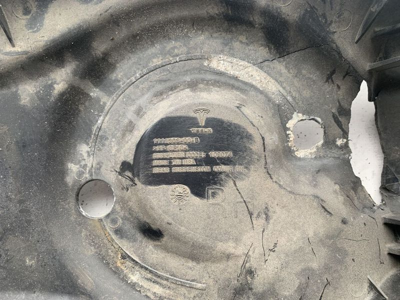 1111303-00-B Кришка пружинної підвіски задньої права Tesla Model 3, 3R з пошкодженням фото