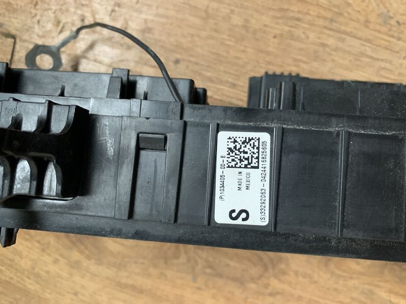 1034405-00-E Electronic fuse box Tesla Model S, SR photo