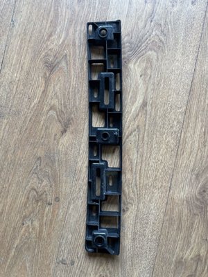 1108821-00-A Кронштейн кріплення накладки верхнього дверного отвору сокола правий Tesla Model X, XP фото