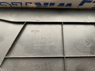 1002274-00-C Козирок малого монітора нижній Tesla Model S, SR, X фото