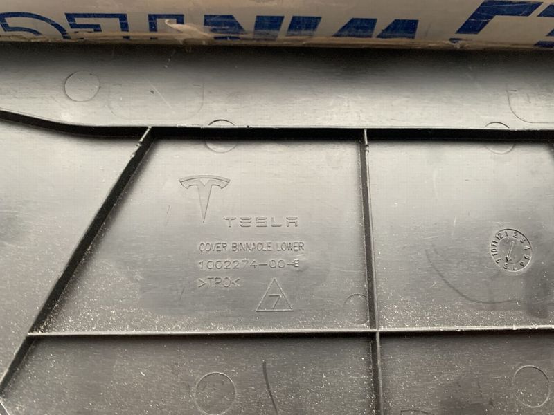 1002274-00-C Козирок малого монітора нижній Tesla Model S, SR, X фото