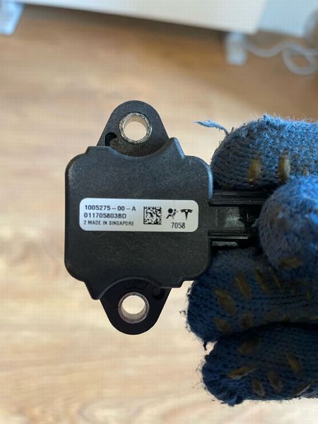 1005275-00-A PRESSURE IMPACT SENSOR ASSY Tesla Model S, SR photo