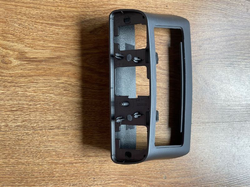 1101136-00-F Корпус кронштейна кріплення дисплея Tesla Model 3, Y фото