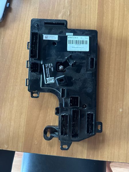 1078673-99-H Body controller left Tesla Model 3 photo