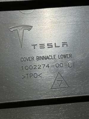 1002274-00-D Козирок малого монітора нижній Tesla Model S, SR, X фото