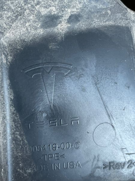 1005419-00-C Накладка склянки переднього права гумова Tesla Model S фото
