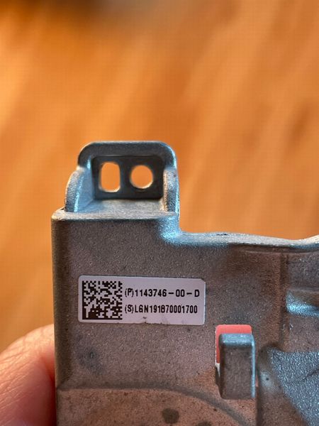 1143746-00-D Кронштейн кріплення камери TRIPLE з регулятором нахилу Tesla Model 3 фото